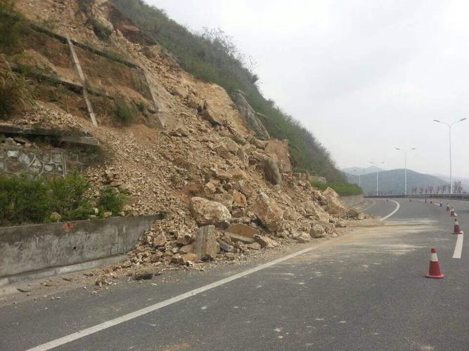 边坡垮塌正确处理方法河道护坡坍塌投25亿河道护坡塌方