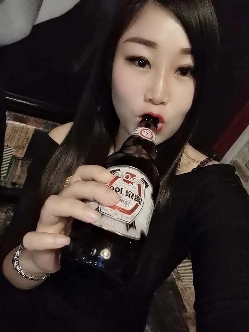 喝完酒你干过最龌龊的一件事是什么女子被闺蜜按在水中吸奶女子被闺蜜按在水中